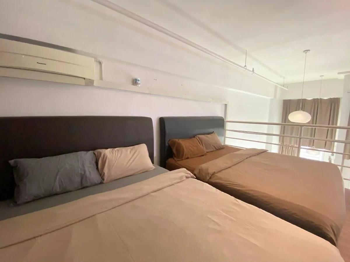 Minimalist Balcony Duplex W Netflix At Bayan Lepasアパートメント
